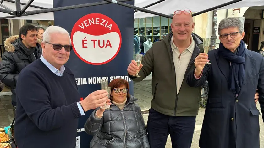 Ugo Bergamo con Sandra Truccolo, Daniele Scarpa e Andrea Martella durante la campagna elettorale