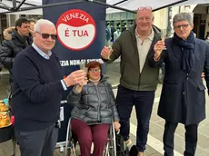 Ugo Bergamo con Sandra Truccolo, Daniele Scarpa e Andrea Martella durante la campagna elettorale
