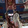 Un'azione sotto canestro di Reyer contro Derthona