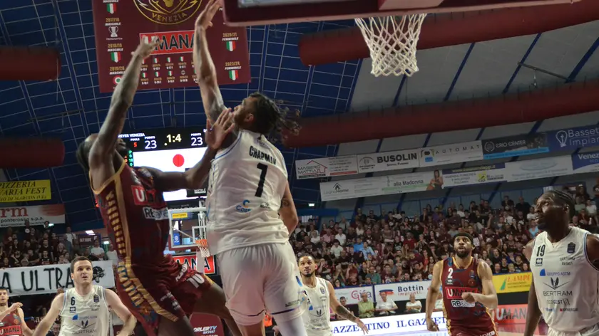 Un'azione sotto canestro di Reyer contro Derthona