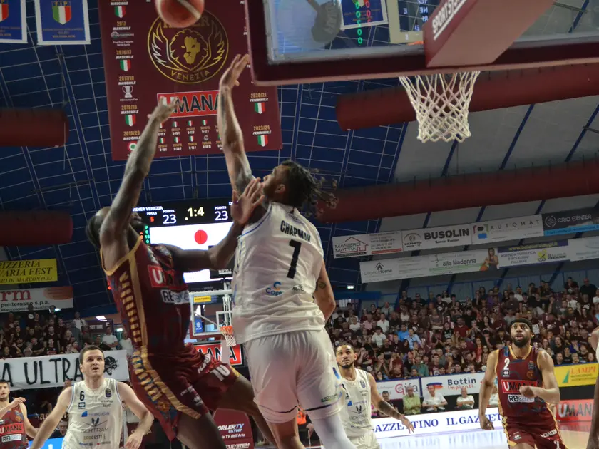 Un'azione sotto canestro di Reyer contro Derthona