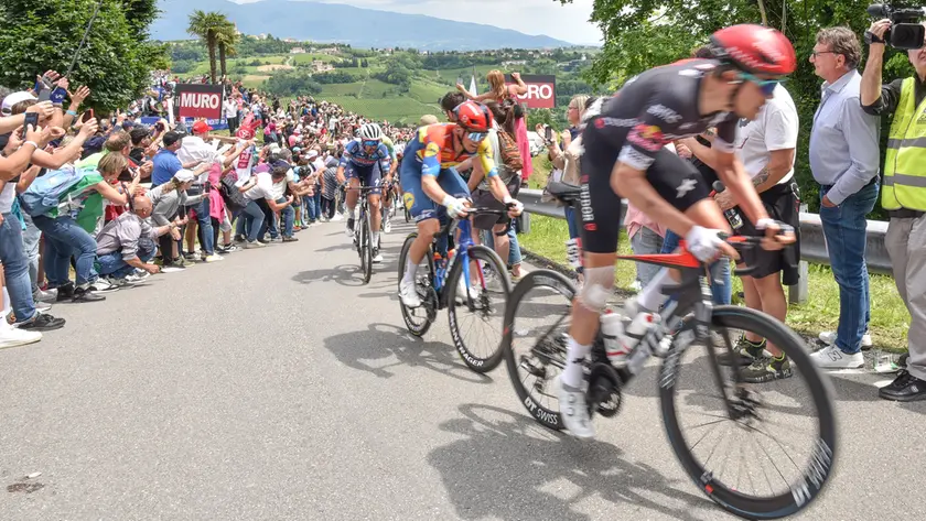Il passaggio sul muro di Ca' del Poggio in una precedente edizione del Giro