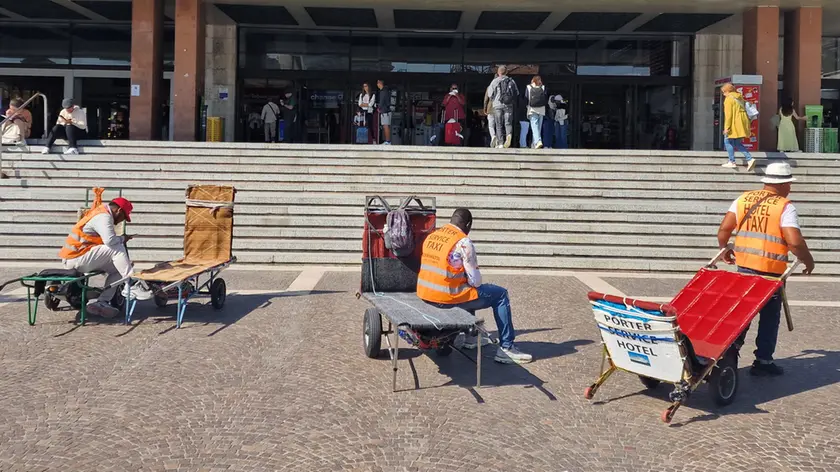 Portabagagli in stazione a Santa Lucia