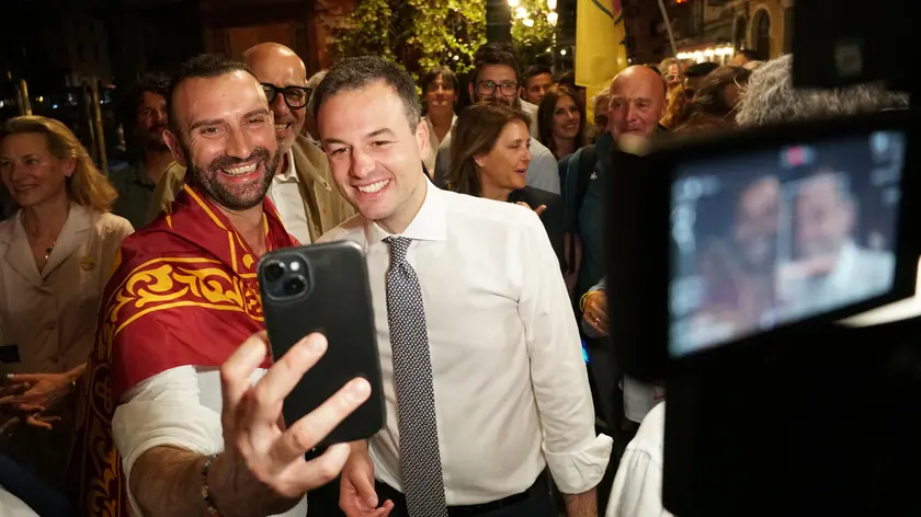 I festeggiamenti di Simone Venturini dopo l'elezione a sindaco di Venezia
