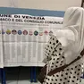 Una elettrice bengalese ai seggi in una scuola di Marghera
