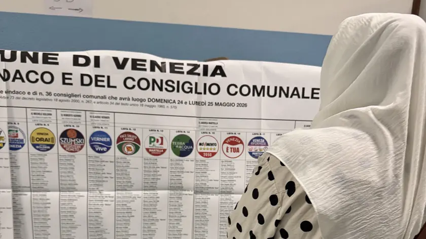 Una elettrice bengalese ai seggi in una scuola di Marghera