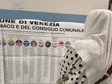 Una elettrice bengalese ai seggi in una scuola di Marghera