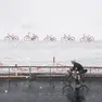 Il passaggio della corsa rosa sul Passo Giau nel 2021 sotto una nevicata