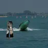 Un barchino in planata sulla laguna