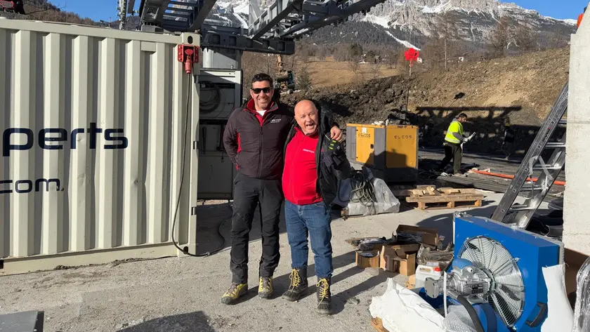 Sergio Lima e il direttore lavori di Graffer alla stazione di valle della cabinovia Apollonio-Socrepes