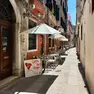 L’esterno del Caffé del Doge in calle dei Cinque