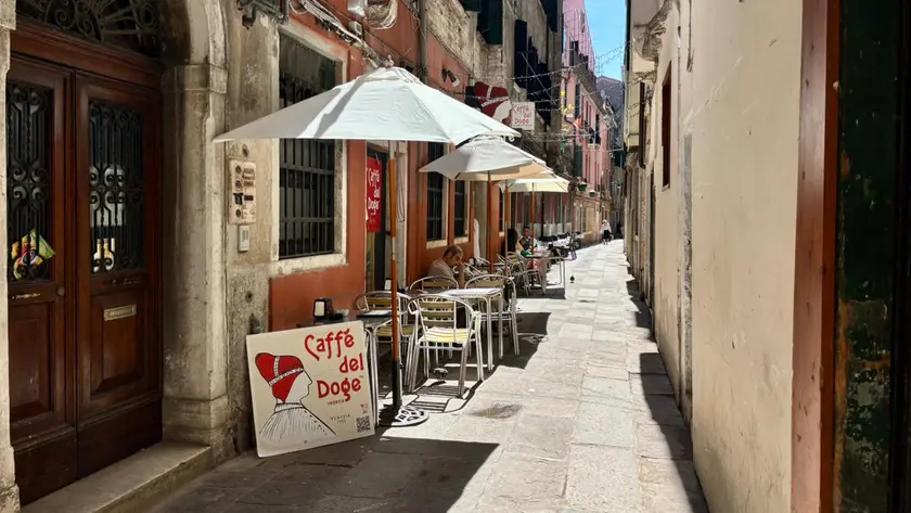 L’esterno del Caffé del Doge in calle dei Cinque