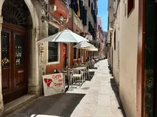 L’esterno del Caffé del Doge in calle dei Cinque