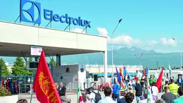 Una manifestazione dei lavoratori di Electrolux fuori dallo stabilimento di Porcia © Foto Petrussi / Brisotto