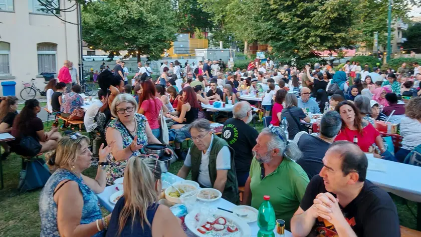 La cena solidale di via Piave a Mestre (Foto Lorenzo Pòrcile)