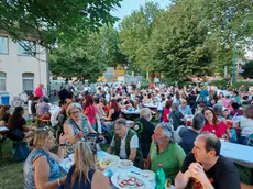La cena solidale di via Piave a Mestre (Foto Lorenzo Pòrcile)