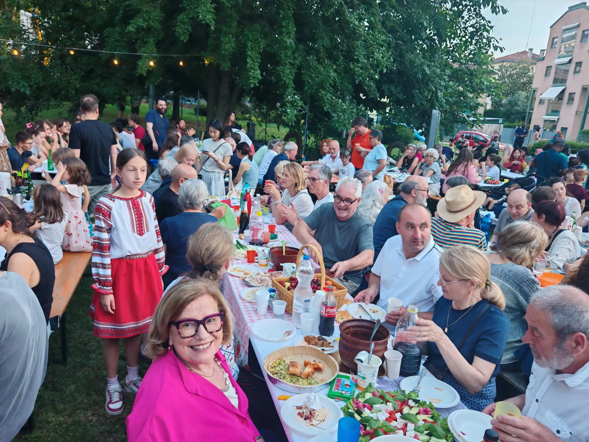La cena solidale di via Piave a Mestre (Foto Lorenzo Pòrcile)