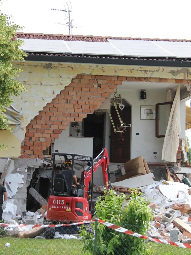 La casa sventrata dopo l'esplosione della bombola