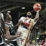 RJ Cole va a canestro con il sottomano alla Virtus Arena in gara-1