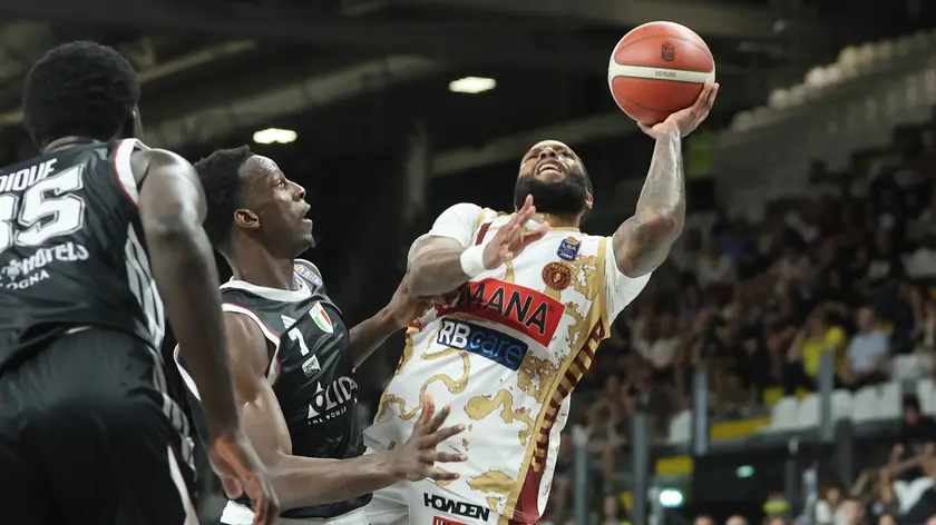 RJ Cole va a canestro con il sottomano alla Virtus Arena in gara-1