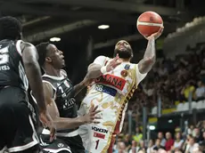 RJ Cole va a canestro con il sottomano alla Virtus Arena in gara-1