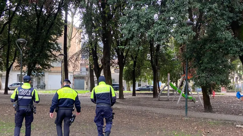 La polizia locale durante dei controlli di routine