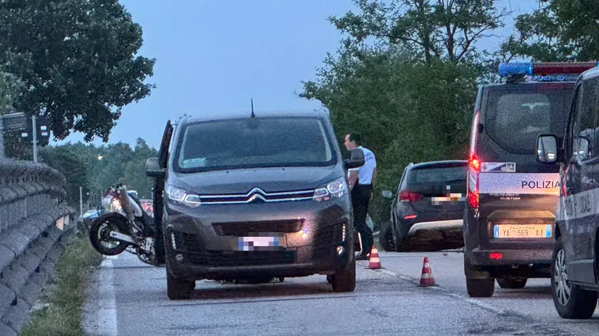 Forze dell'ordine al lavoro sul luogo dello schianto (Foto Pòrcile)