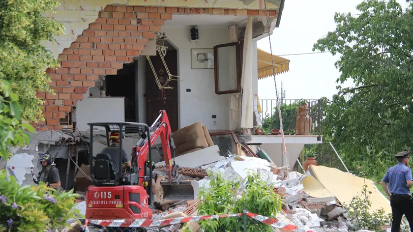 L’intervento dei vigili del fuoco sulle macerie dell’esplosione nella villetta di Teglio Veneto