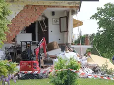 L’intervento dei vigili del fuoco sulle macerie dell’esplosione nella villetta di Teglio Veneto
