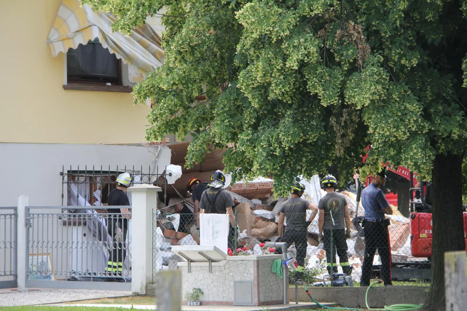 L’intervento dei vigili del fuoco nella villetta di Teglio Veneto sventrata dall’esplosione