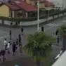 Il fermo immagine si un momento dell’ultima rissa a Jesolo