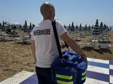 Si sente male in spiaggia: muore turista tedesca di 75 anni