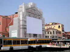 Una maxipubblicità sulla facciata della chiesa degli Scalzi