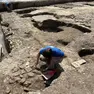 Un'archeologa negli scavi del parco archeologico di Altino