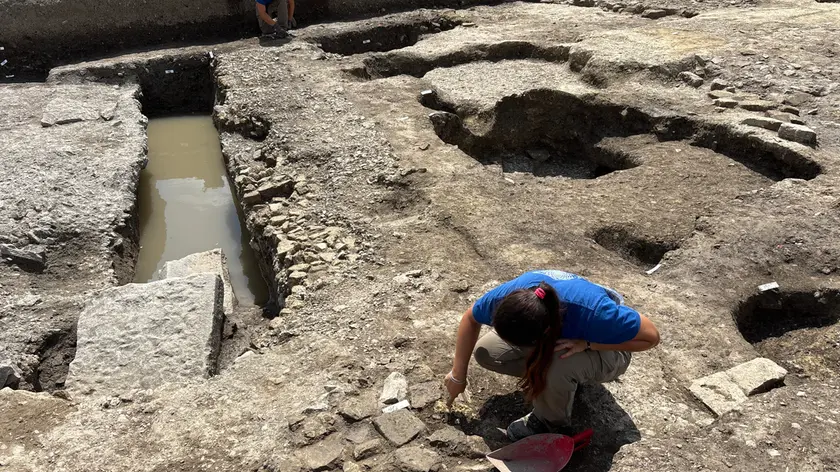 Un'archeologa negli scavi del parco archeologico di Altino