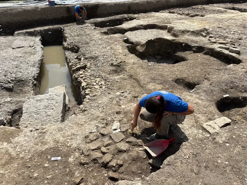 Un'archeologa negli scavi del parco archeologico di Altino