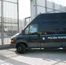 Un mezzo della polizia penitenziaria entra in aula bunker a Mestre