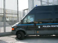 Un mezzo della polizia penitenziaria entra in aula bunker a Mestre