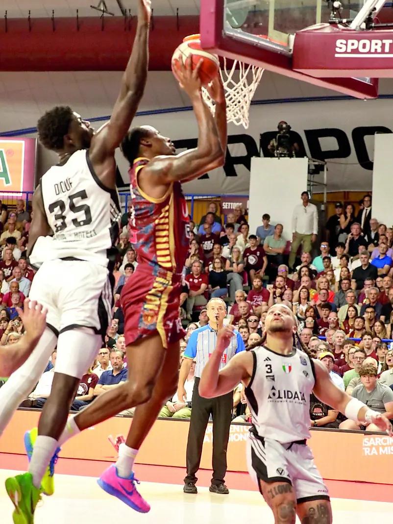 Un'azione di Reyer-Virtus al Taliercio (foto Lorenzo Pòrcile)