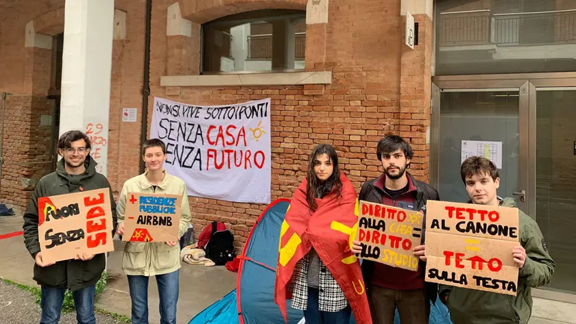 Una protesta degli studenti contro il caro affitti