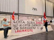 La protesta davanti a Zara al Valecenter di Marcon