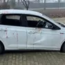 L'auto dopo la violenta aggressione con spranghe e martello