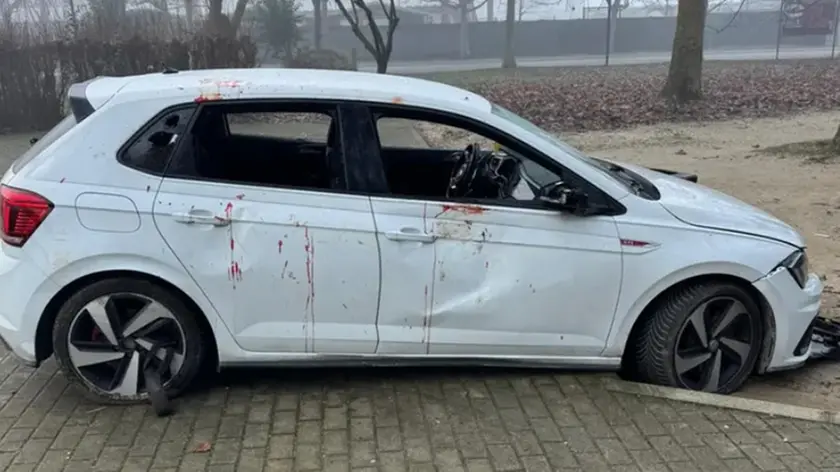 L'auto dopo la violenta aggressione con spranghe e martello