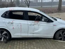 L'auto dopo la violenta aggressione con spranghe e martello