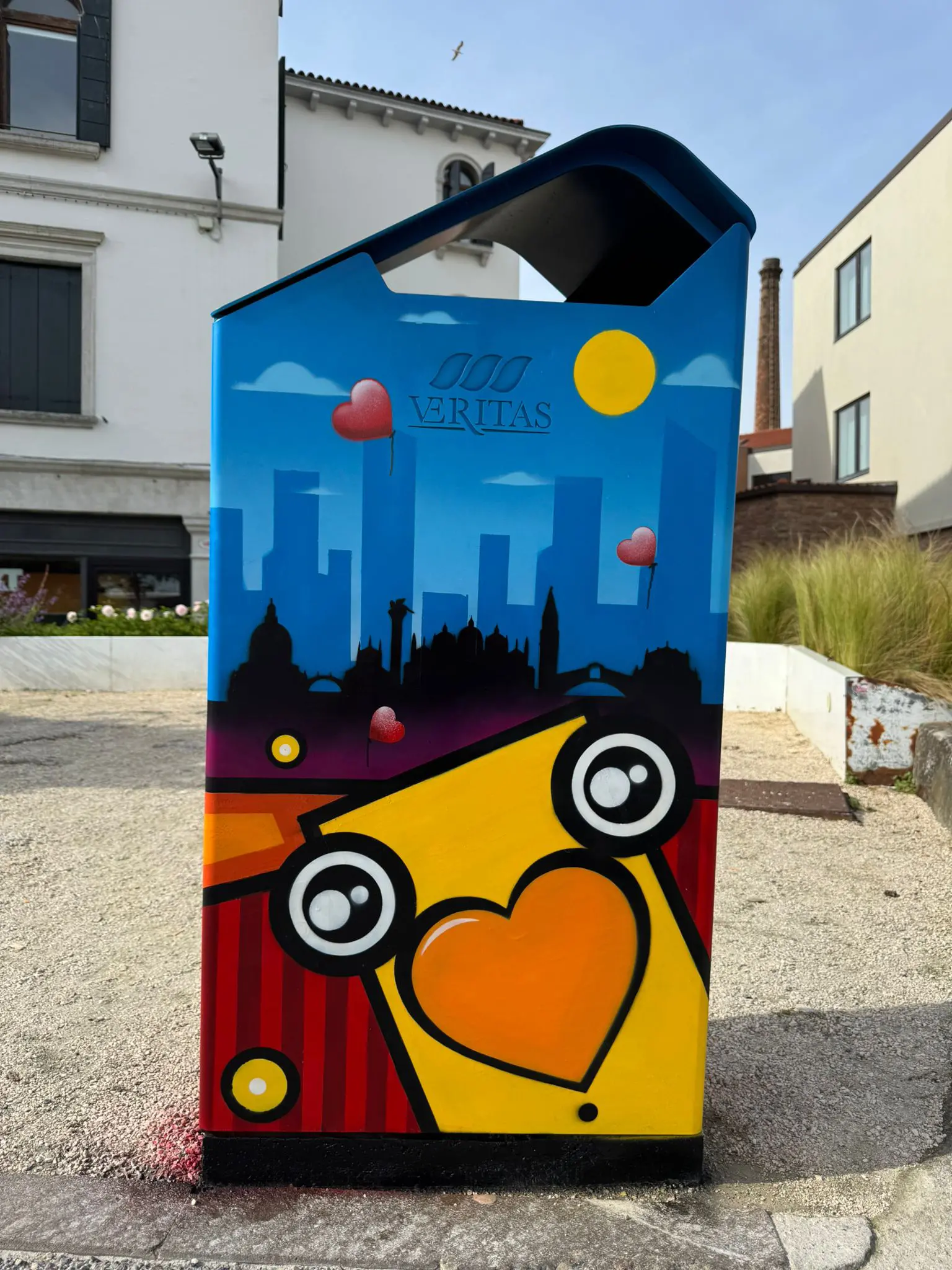 Una delle cabine decorate a piazzale Roma