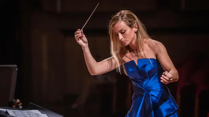 Beatrice Venezi impugna lo scioglimento della collaborazione deciso dalla Fenice