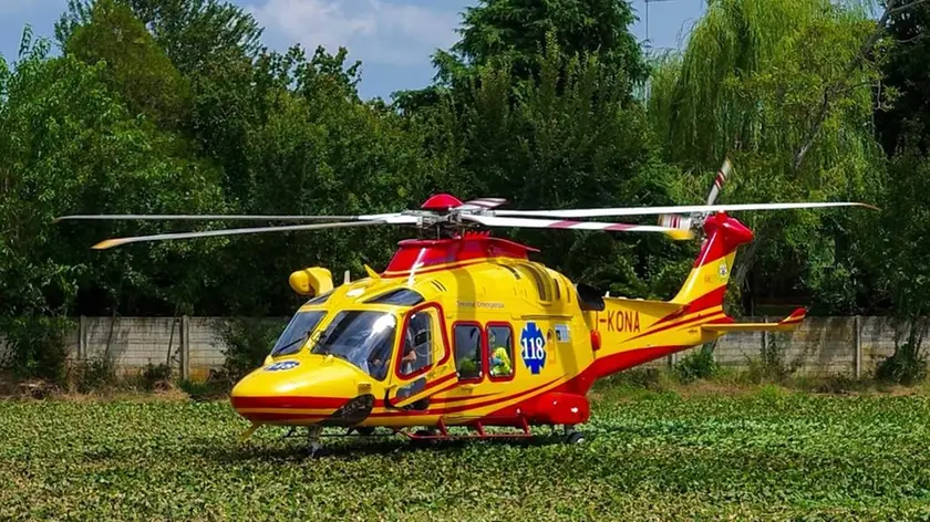 Un intervento dell'elisoccorso. A Bibione è stata recuperata una donna che rischiava di annegare