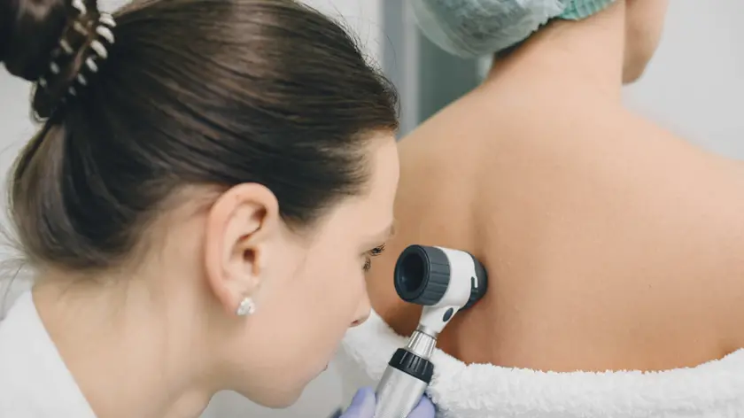 Una dermatologa durante una visita di controllo