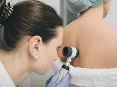 Una dermatologa durante una visita di controllo