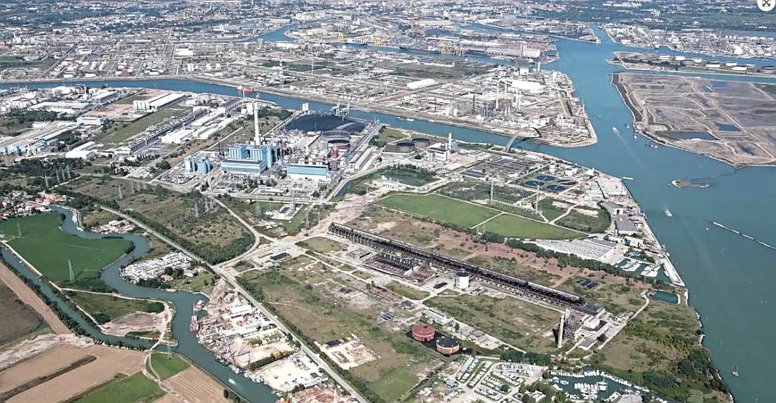 Una veduta dall’alto di Porto Marghera